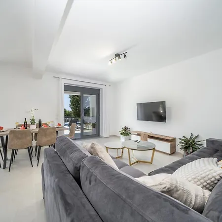 Callista Villa *